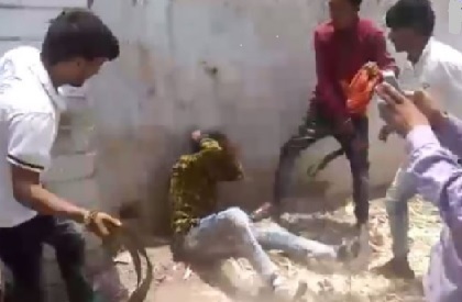 cow  lynching  vigilante  crowd  thrash  Ujjain  video  Madhya Pradesh  minor  youth  Hindu