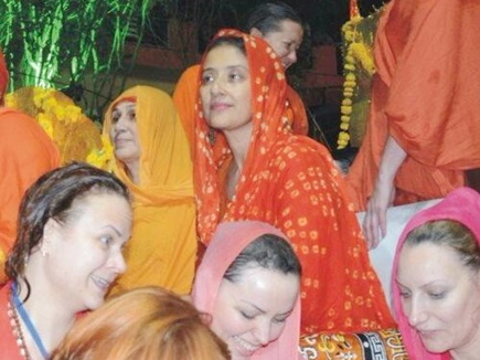 Simhastha 2016: Bollywood star Manisha Koirala takes dip in Kshipra
