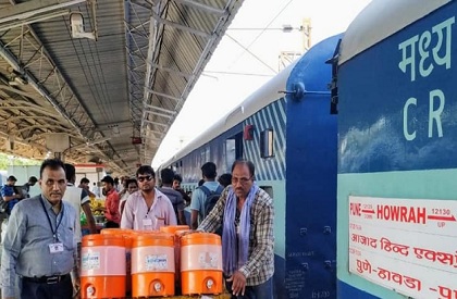 NewsBitsPositive  Raipur  Chhattisgarh  Social Work  Muslims  Cold water in trains  Railway station