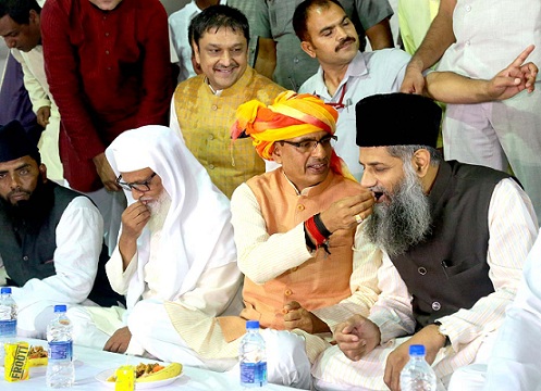 Bhopal: Large number of Muslims attend Roza Iftar hosted by Shivraj Chouhan
