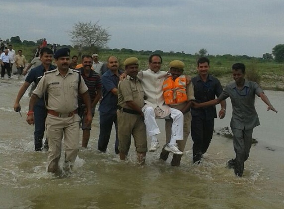 Shivraj Singh Chouhan  BJP  MP  Madhya Pradesh  Shivraj Chouhan  Flood  Viral  Viral photos